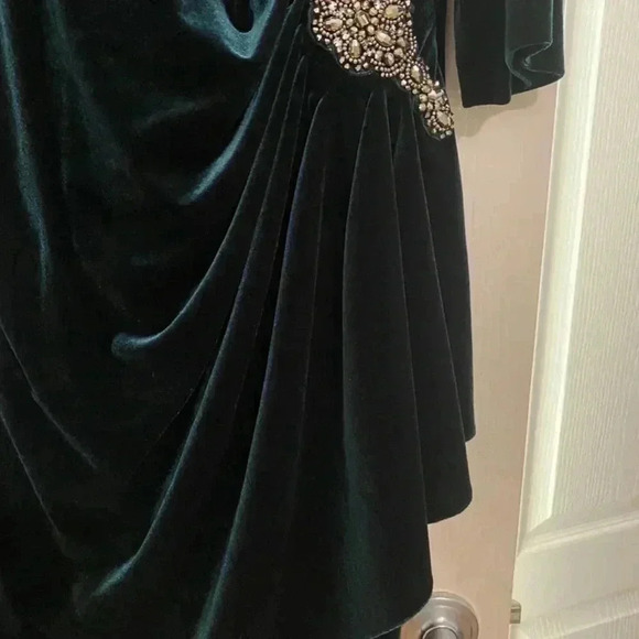 Alex Evenings Velvet Emerald Green Rhinestone Ruching cocktail dress - Picture 5 of 9